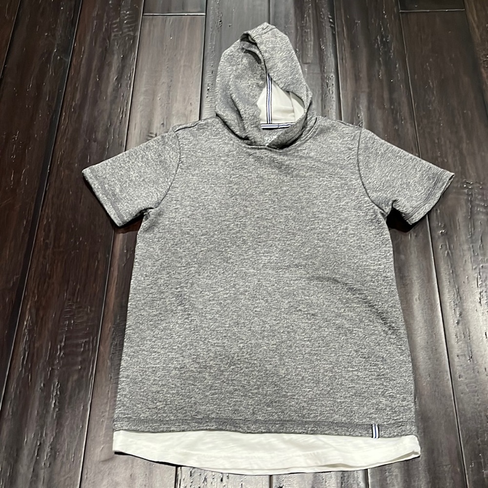 Boys Boston Traders gray short sleeve shirt with hood. Size 10/12 (M)
